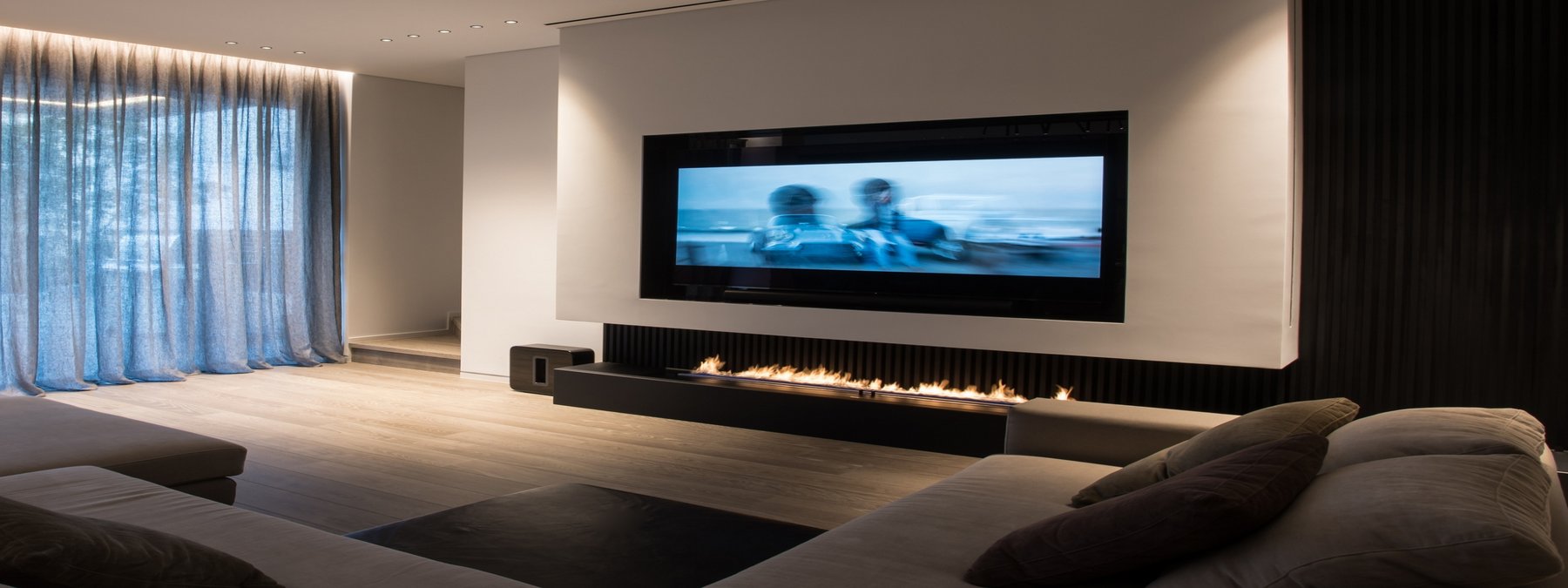 Planika FLA3 bioethanol insert in modern living room