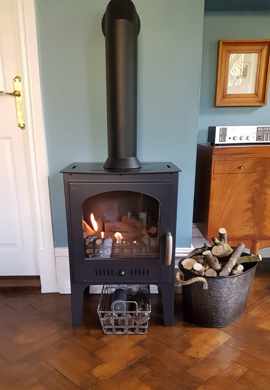 Abingdon black stove with pipe in living room
